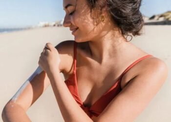 एक दिन में कितनी बार लगानी चाहिए सनस्क्रीन? खासकर जब हम सूरज की तेज रोशनी में बाहर होते हैं