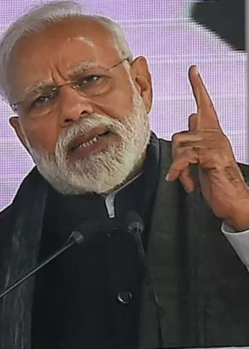 पाकिस्तानी रक्षा मंत्री ख्वाजा आसिफ ने दावा किया कि भारत कश्मीर में नियंत्रण रेखा (एलओसी) से कभी भी